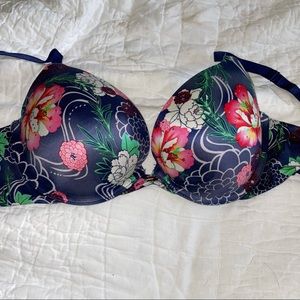 Victoria’s Secret 32DD plunge bra